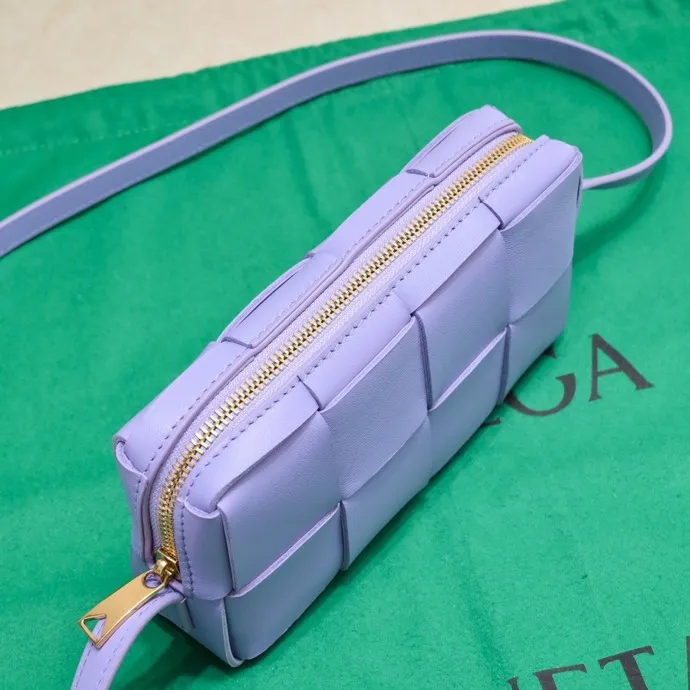 Batch 1120 Lazy and casual is the ultimate meaning of relaxation. Brick cassette has a unique quiet power, which is fashionable without losing aura🧩Classic weaving and neutral style can create a casual and high-end texture. The shoulder strap is adjustable and can be worn on one shoulder or under the armpit, and can be worn as a crossbody at will. Although it is a small size, it can actually hold a lot of belongings, and it is also very light~ This travertine green version of mine feels like it has given spring new vitality🍃 I will grab the versatile item first! Style number: 6816# Size: 18*9*3.5cm